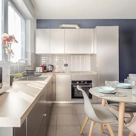 Apartment Center - Modern Flat With Free Parking And Wifi - A